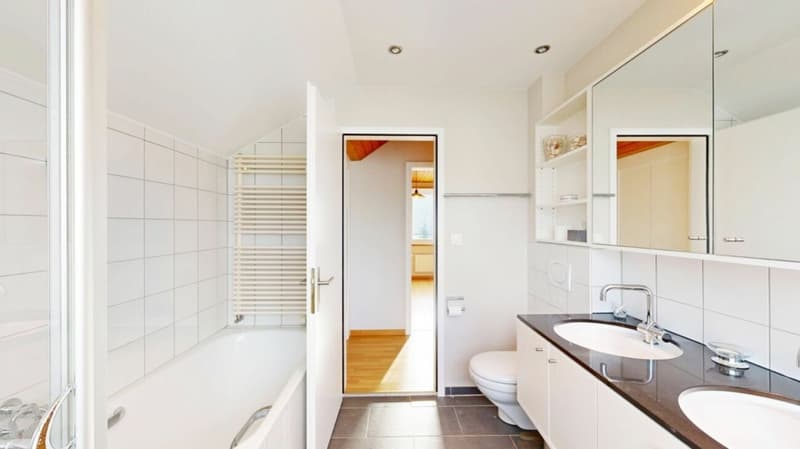 Detached home with plenty of space around the house (12)