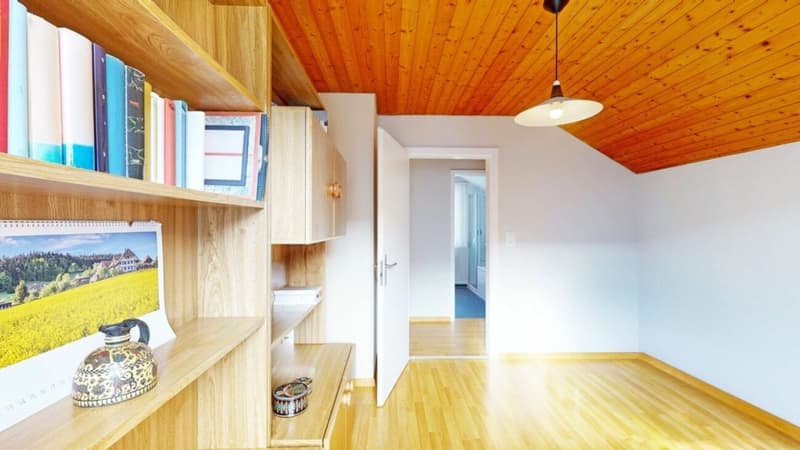 Detached home with plenty of space around the house (9)