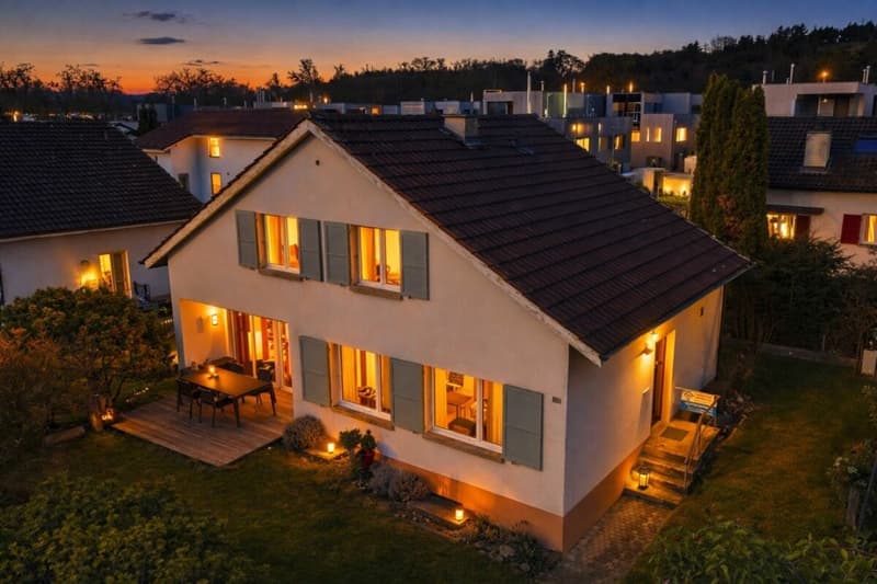 Detached home with plenty of space around the house (2)