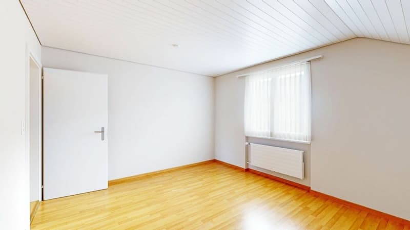 Detached home with plenty of space around the house (5)