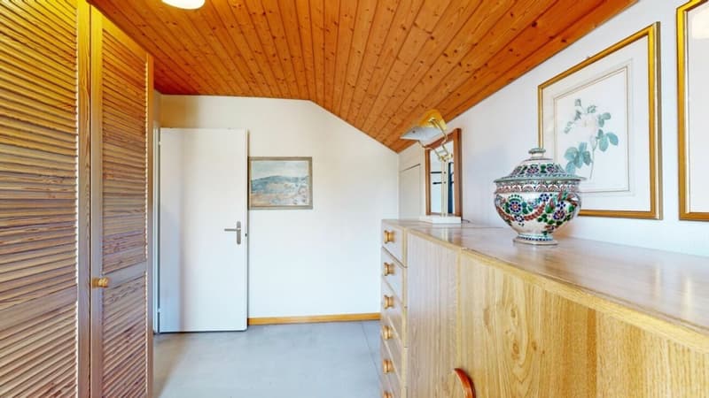 Detached home with plenty of space around the house (8)