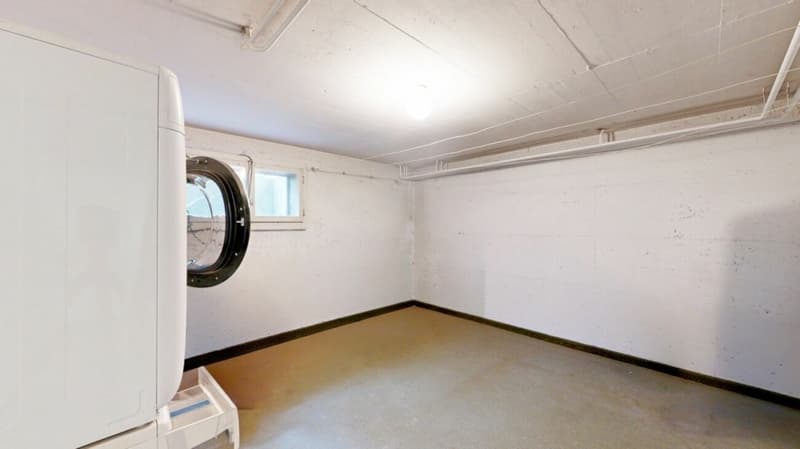 Detached home with plenty of space around the house (14)