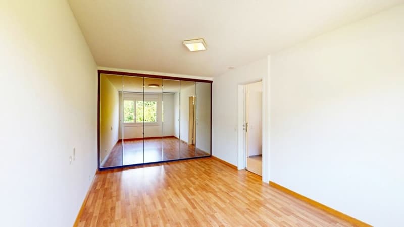 Living in a sought-after location with a far-reaching view (6)