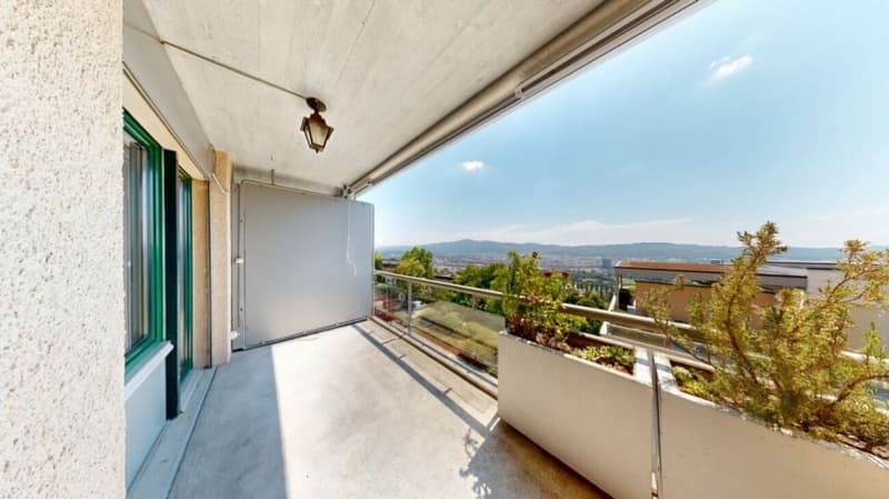 Living in a sought-after location with a far-reaching view (13)