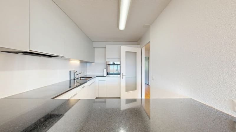 Living in a sought-after location with a far-reaching view (9)