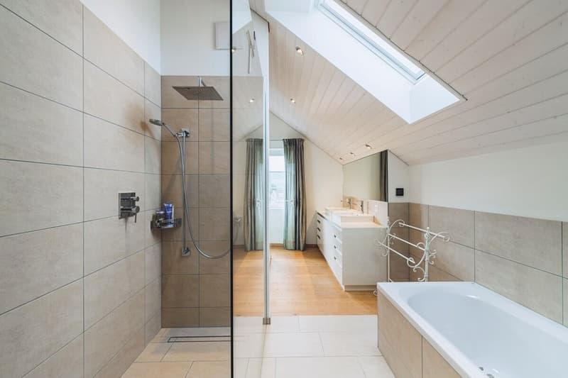 grosses Badezimmer