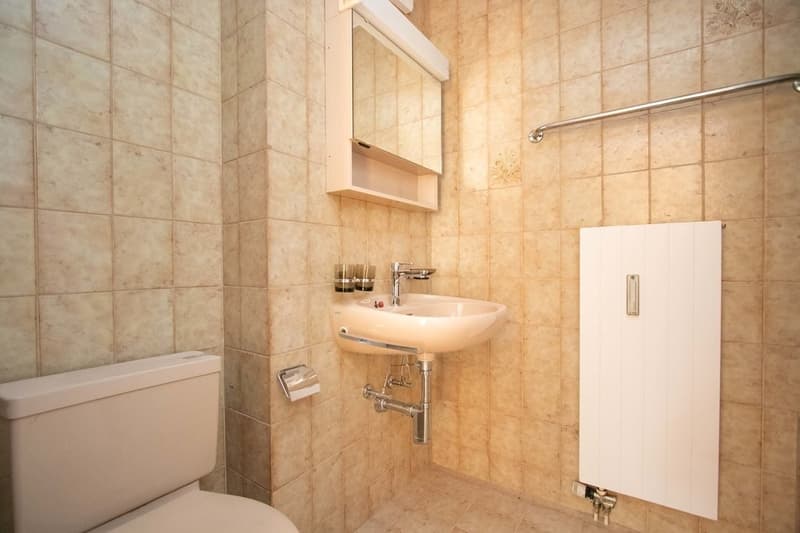 Nasszelle mit Badewanne und WC