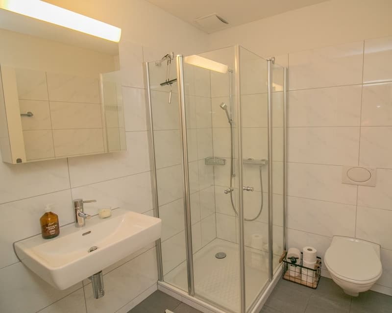 Badezimmer mit Dusche