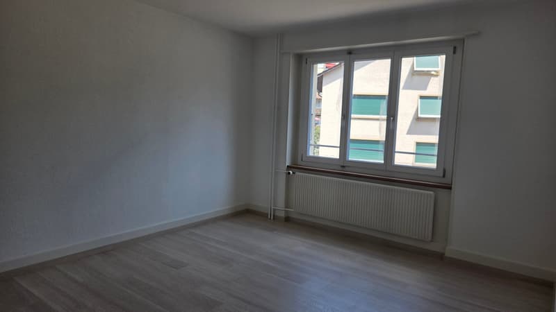 Appartement situé dans un petit immeuble de 3 étages. (6)