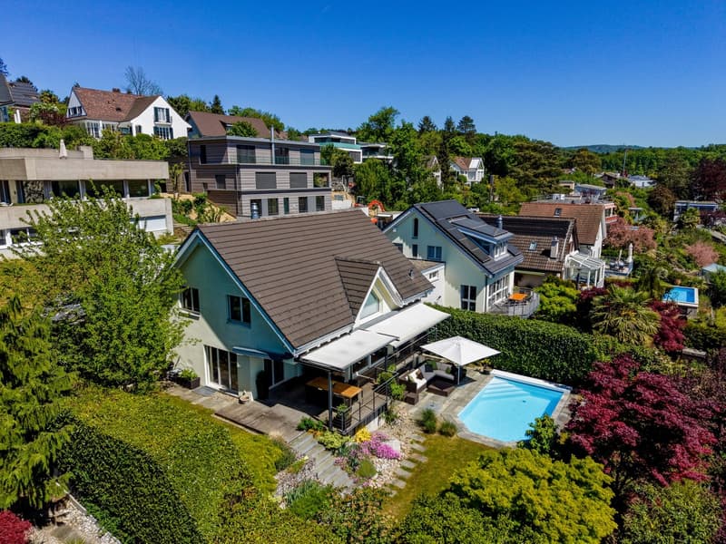 Gepflegtes Einfamilienhaus mit Pool, Weitsicht, Bulthaup-Küche usw. (2)