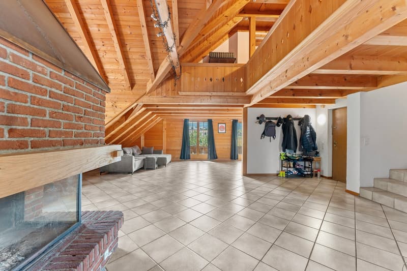 Maisonette di 4,5 locali con camino, galleria e vista lontana nel verde (2)