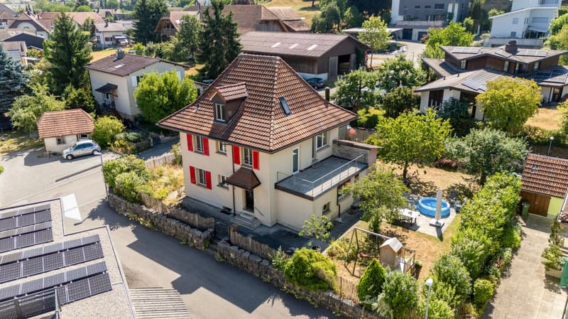 Freistehendes 7½-Zimmer-Einfamilienhaus mit viel Platz im Dorfkern von Busswil (1)