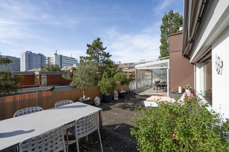 Attika mit 93 m² Terrasse an der Zihl | Attique avec terrasse de 93 m² (9)