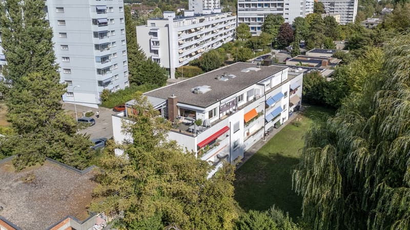 Attika mit 93 m² Terrasse an der Zihl | Attique avec terrasse de 93 m² (24)
