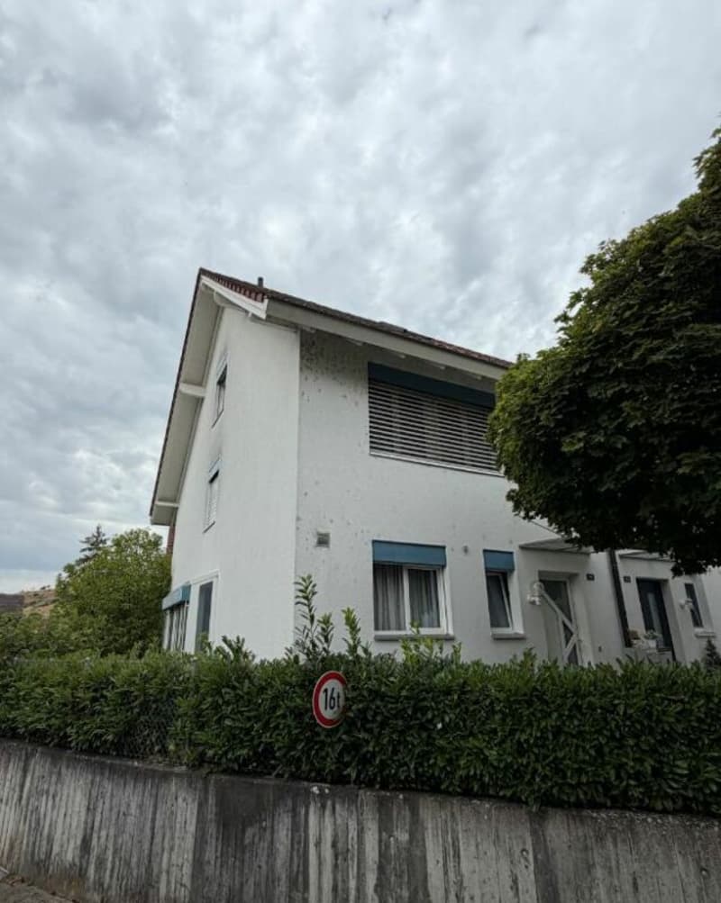 Familienfreundliches Reiheneckhaus in Magden (1)