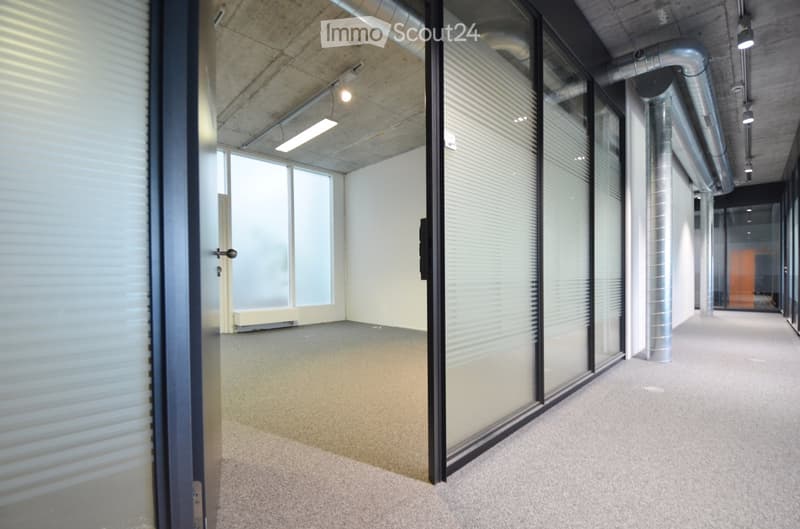 Spazio ufficio moderno e utilizzo condiviso di aree comuni (1)