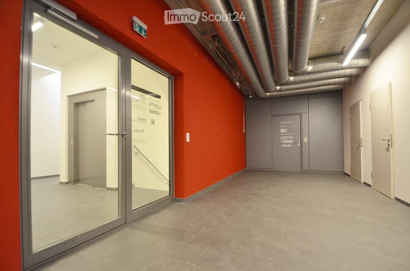 Spazio ufficio moderno e utilizzo condiviso di aree comuni (7)