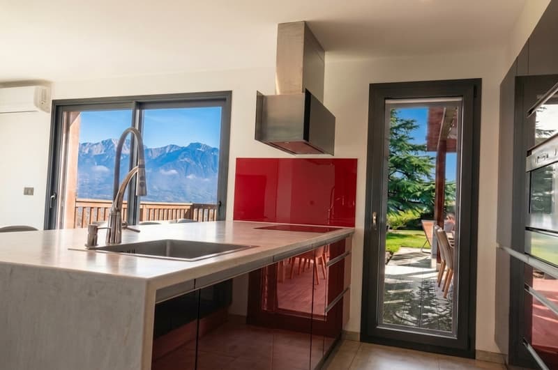 Isolated property with dominant view (3)