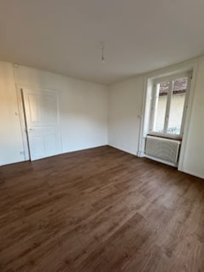 empty room, wooden floor, white walls, window, radiator