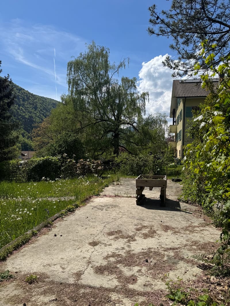 Terrain constructible avec avant-projet de villa contemporaine et rendement locatif – Péry (13)