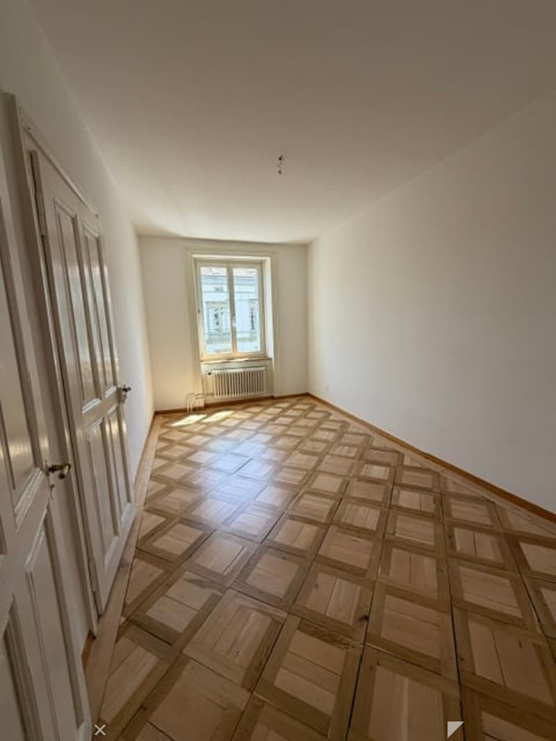 Wohnung mit 4.5 Zimmern und Balkon in Biel (4)