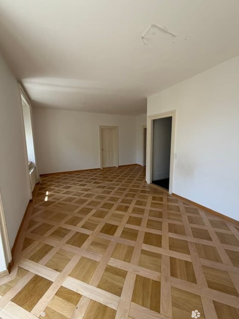 Wohnung mit 4.5 Zimmern und Balkon in Biel (3)