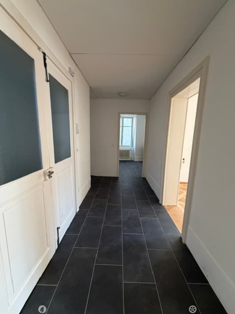 Wohnung mit 4.5 Zimmern und Balkon in Biel (5)