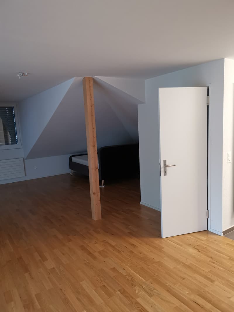 Charmante 1.5-Zimmer-Dachwohnung mit Balkon in Burgdorf (3)