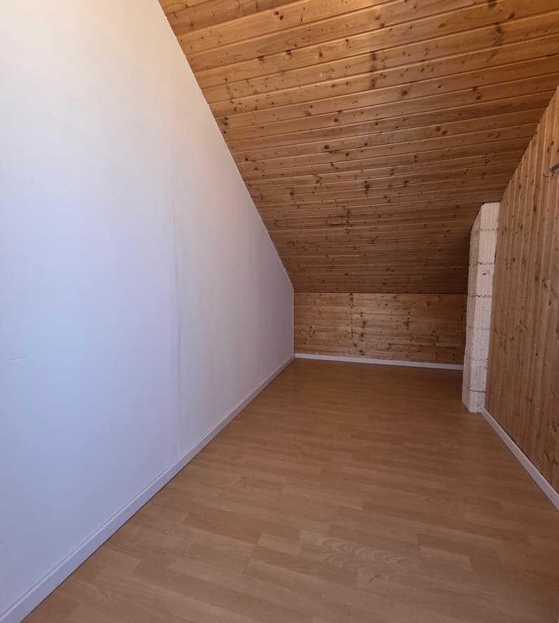 Charmante 3.5-Zimmer-Dachwohnung mit Terrasse in Oftringen (8)