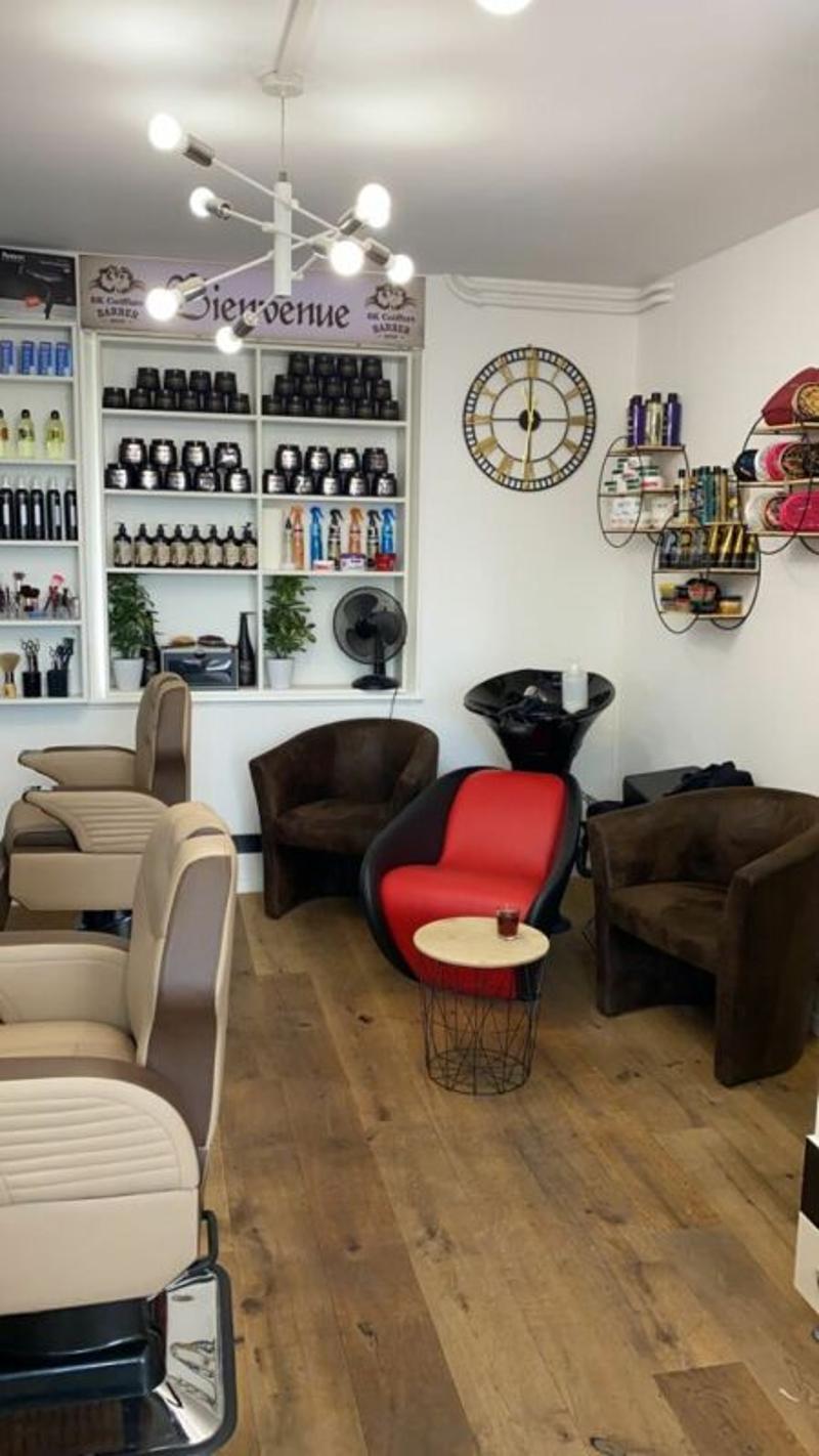 Salon de barbershop entièrement équipé à Fribourg (1)