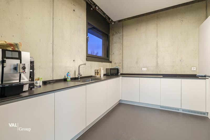 Service center in an excellent location with versatile usage possibilities (2)