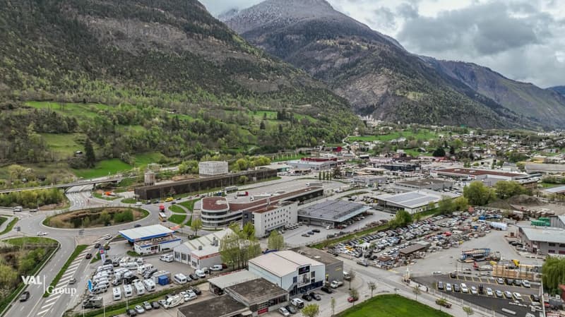 Terrain industriel dans un emplacement très fréquenté avec une excellente visibilité (2)