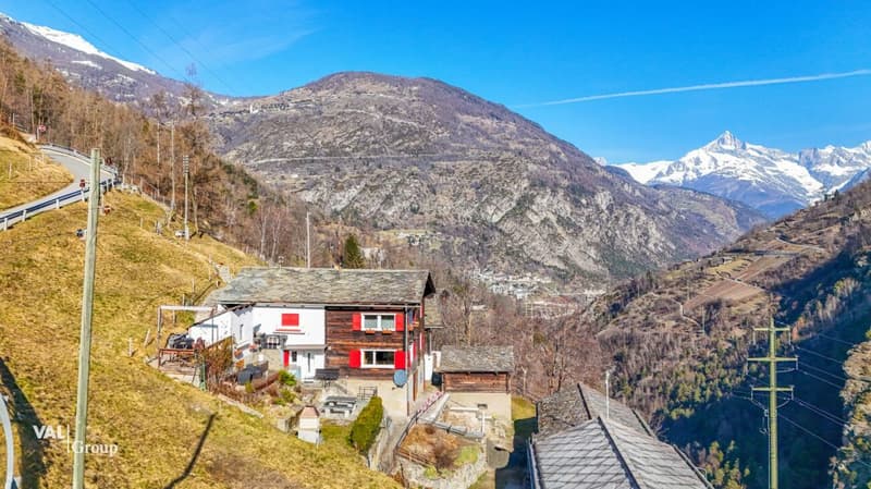 Comprehensively renovated apartment with spectacular views and historic flair (13)