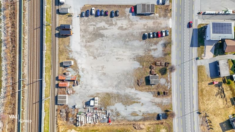 Terrain à construire dans un emplacement très fréquenté, stratégiquement attractif, à louer ou en droit de construction (4)