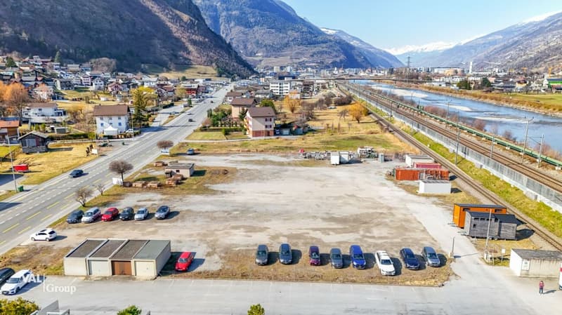 Terrain à construire dans un emplacement très fréquenté, stratégiquement attractif, à louer ou en droit de construction (2)