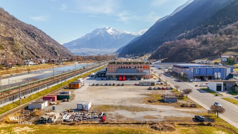 Terrain à construire dans un emplacement très fréquenté, stratégiquement attractif, à louer ou en droit de construction (5)