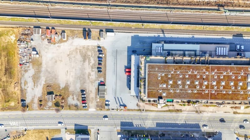 Terrain à construire dans un emplacement très fréquenté, stratégiquement attractif, à louer ou en droit de construction (3)