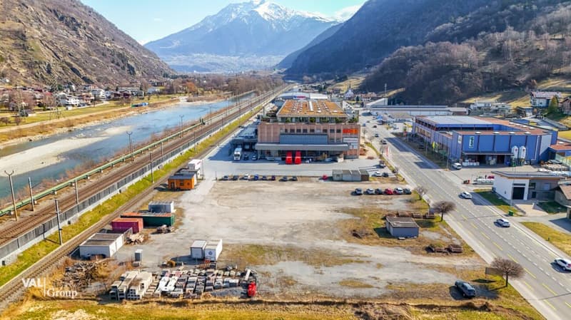 Terrain à construire dans un emplacement très fréquenté, stratégiquement attractif, à louer ou en droit de construction (6)
