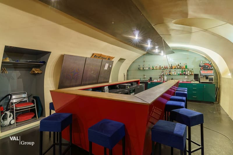 Locali di bar affascinanti in una posizione molto frequentata (2)