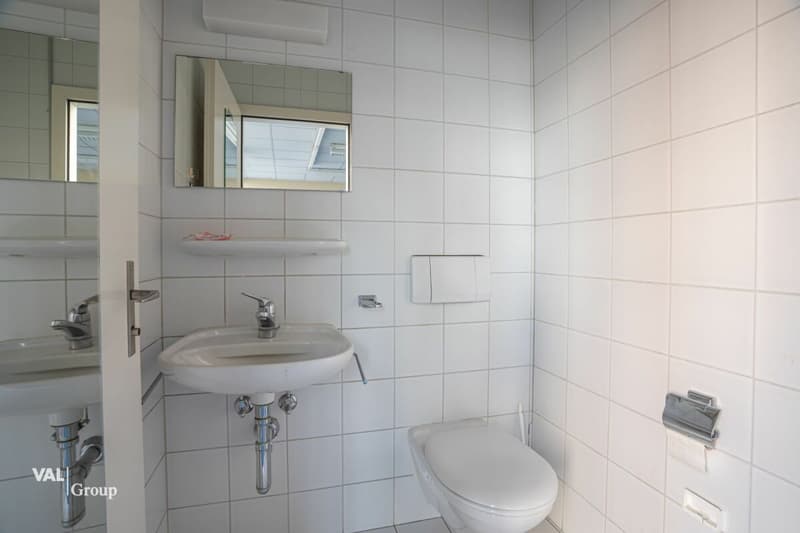 Local commercial dans un excellent emplacement (8)