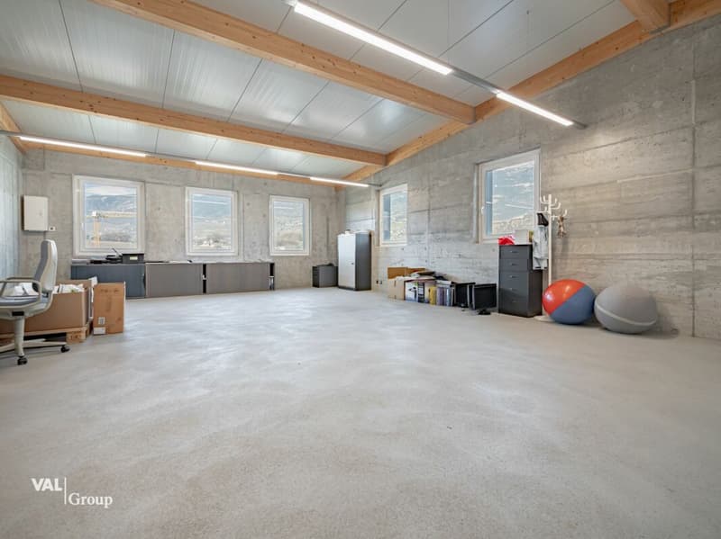 Modern commercial hall with attractive yield (8)