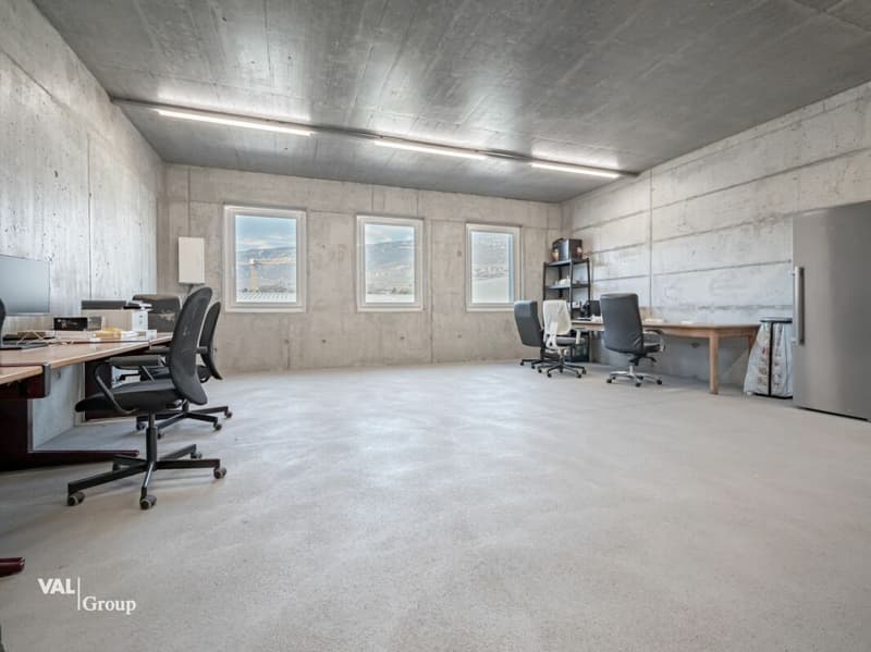 Modern commercial hall with attractive yield (5)