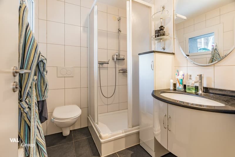 grosszügiges Haus mit zwei Einheiten und Baulandparzelle (21)
