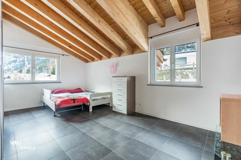 grosszügiges Haus mit zwei Einheiten und Baulandparzelle (13)