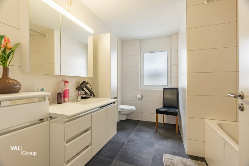 Spacious house with two units and building land (7)