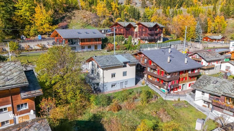 Spacious house with two units and building land (26)