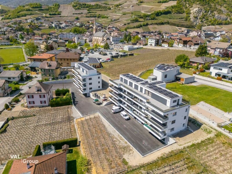 Parcheggi all'aperto nel centro del villaggio in affitto immediato (5)