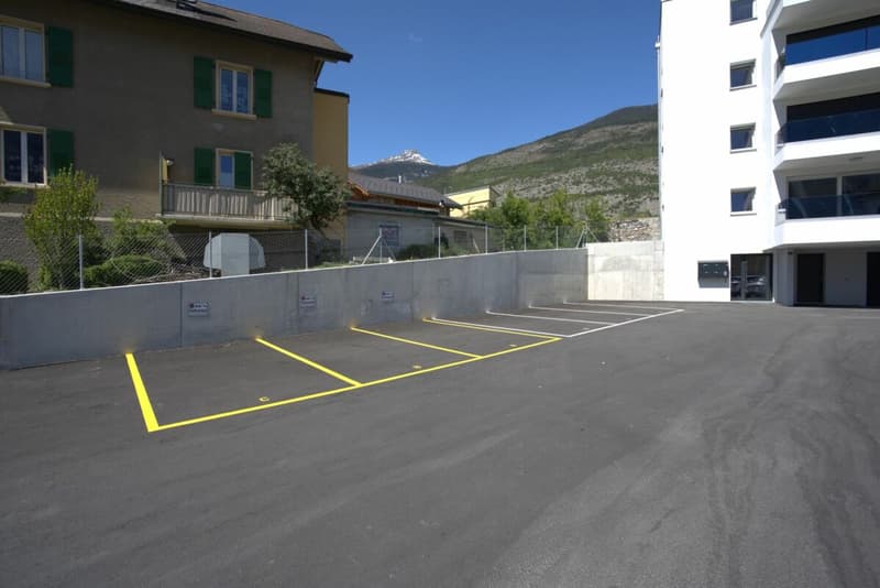 Parcheggi all'aperto nel centro del villaggio in affitto immediato (3)