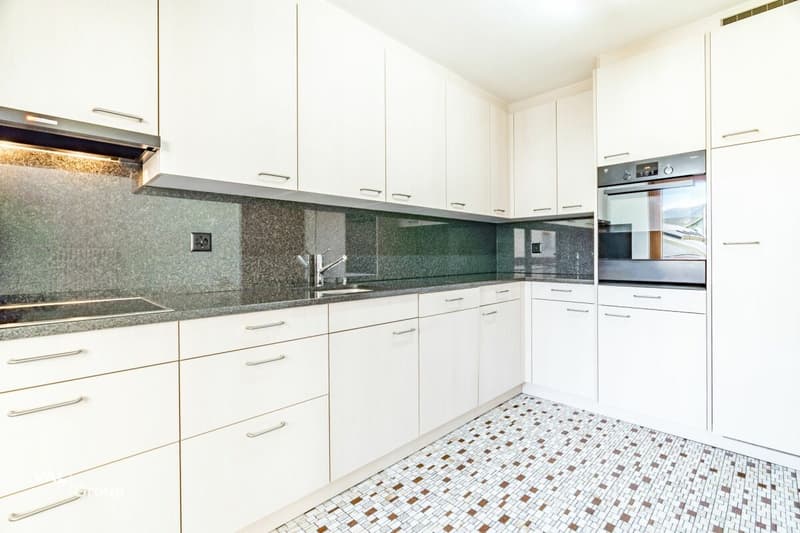 Spacious living in a central location in Brig-Glis - with balcony on all sides (4)