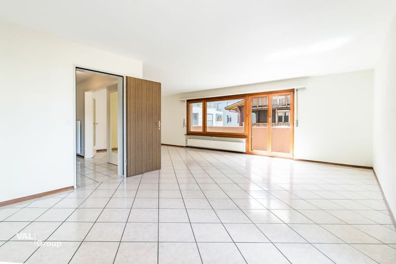 Spacious living in a central location in Brig-Glis - with balcony on all sides (7)